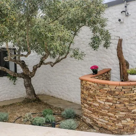 House In Beatrice Con Jacuzzi Privata Ferienhaus