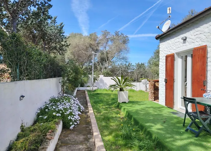 House In Beatrice Semesterbostad *